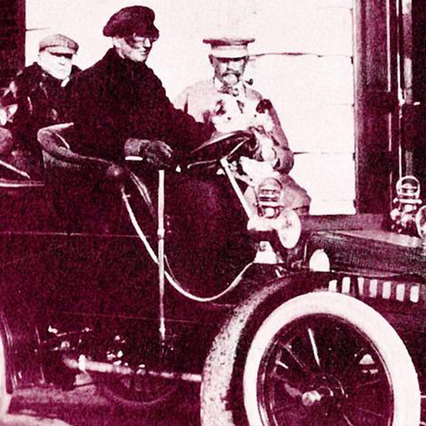 WHARTON, Photographie de 1907, les Wharton, Henry James et le chauffeur Charles Cook dans leur Panhard et Levassor.